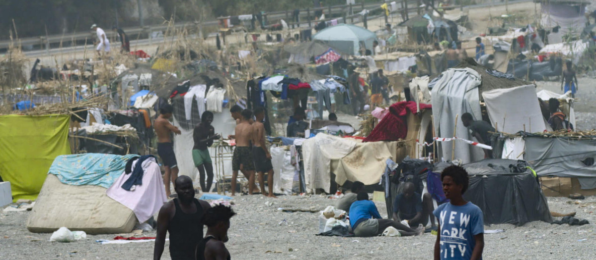 Campamento de inmigrantes en la playa de El Trampolín de Ceuta