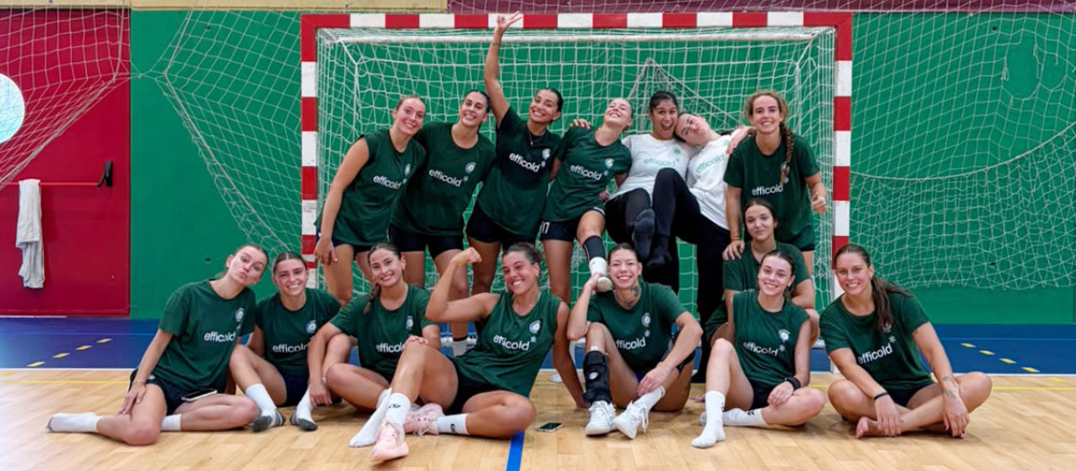 La plantilla del Rahi-Sepisur Córdoba bromean en su primer entrenamiento