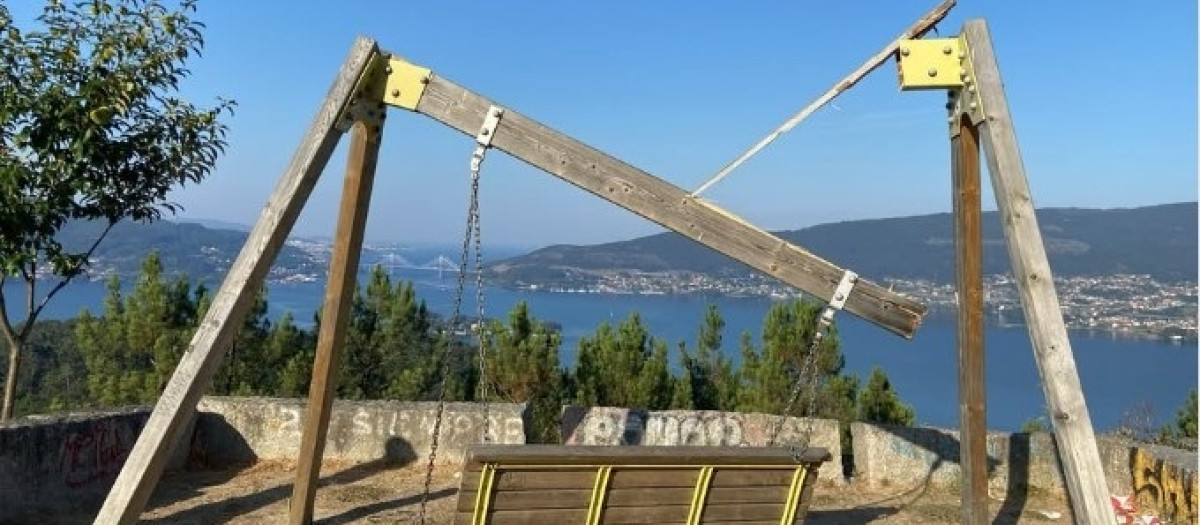 El Ayuntamiento de Redondela (Pontevedra) pide colaboración ciudadana para identificar a los autores del destrozo de un columpio en el mirador Outeiro Grande.

REMITIDA / HANDOUT por CONCELLO DE REDONDELA
Fotografía remitida a medios de comunicación exclusivamente para ilustrar la noticia a la que hace referencia la imagen, y citando la procedencia de la imagen en la firma
18/8/2026