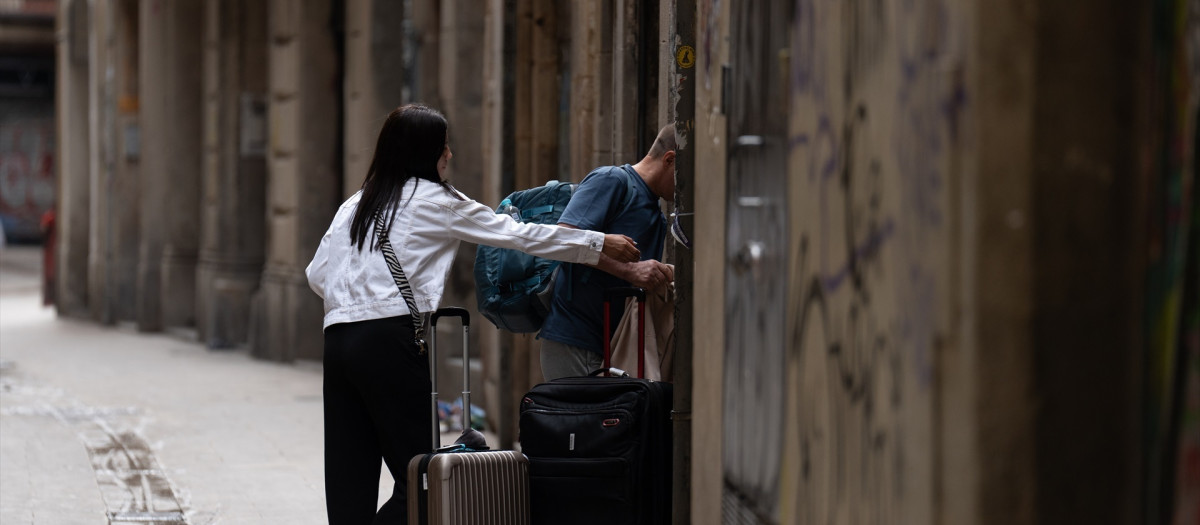 Dos turistas con maletas en el centro de Barcelona, en una imagen de archivo