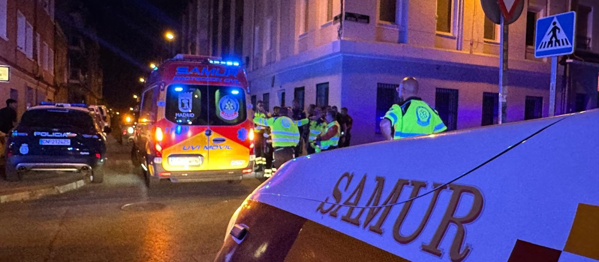 Sanitarios del Samur-Protección Civil en el distrito madrileño de Usera