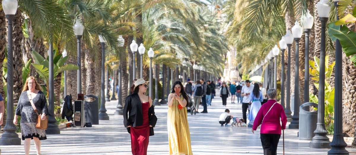 Turistas pasean por el centro de Alicante