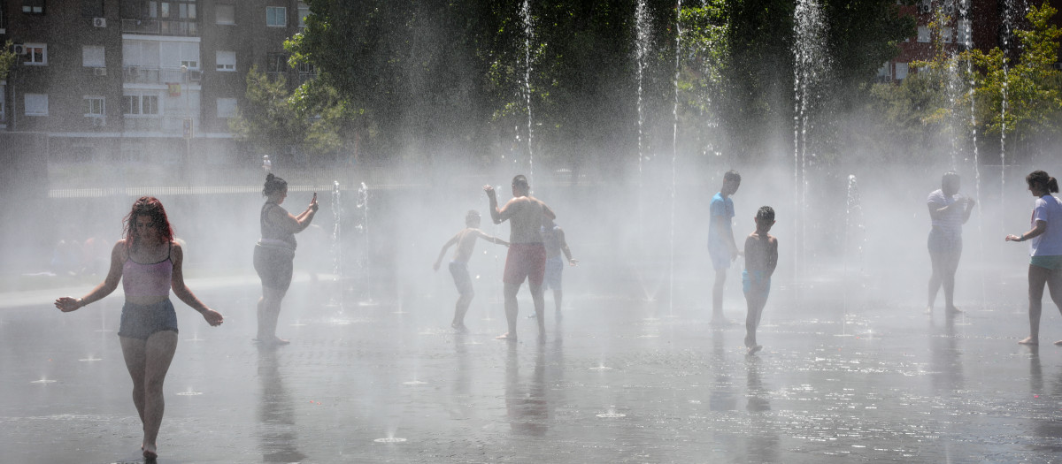 Varias personas, entre ellas niños, se refrescan en los chorros de Madrid Río un día antes de que, según la Agencia Estatal de Meteorología (AEMET), llegue a la península Ibérica y a las Islas Baleares la primera ola de calor del verano 2019.

Jesús Hellín / Europa Press
25 junio 2019, agua
25/6/2019