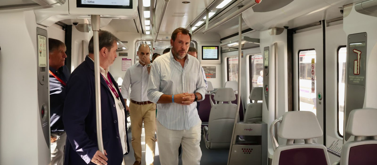 Imagen del ministro de Óscar Puente en uno de los 'nuevos' trenes de Cercanías en Valencia.