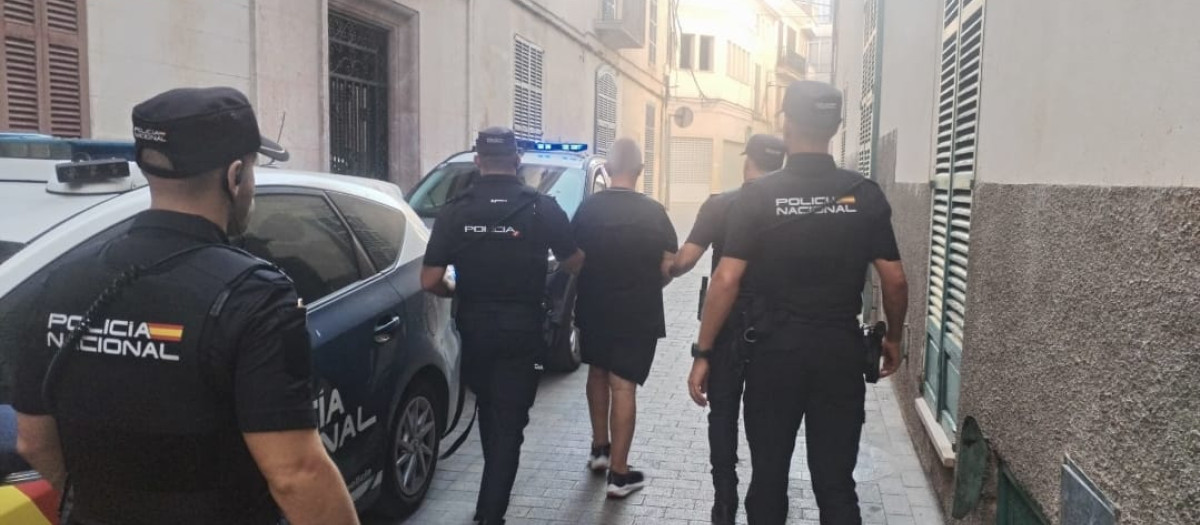 El individuo, saliendo detenido de la sede judicial
