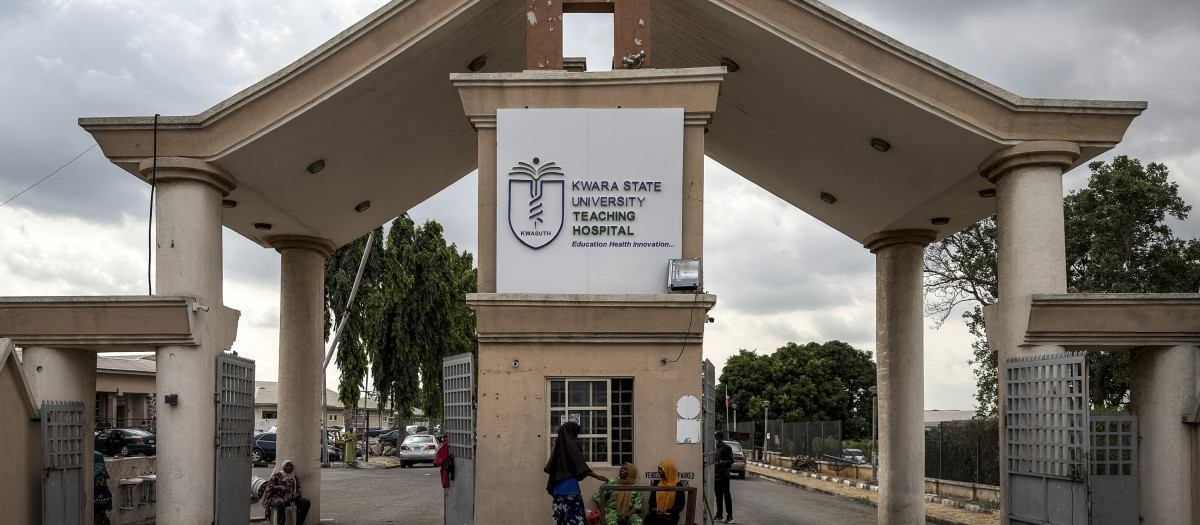 Entrada del hospital de la Universidad estatal de Kwara en Ilorin, Nigeria