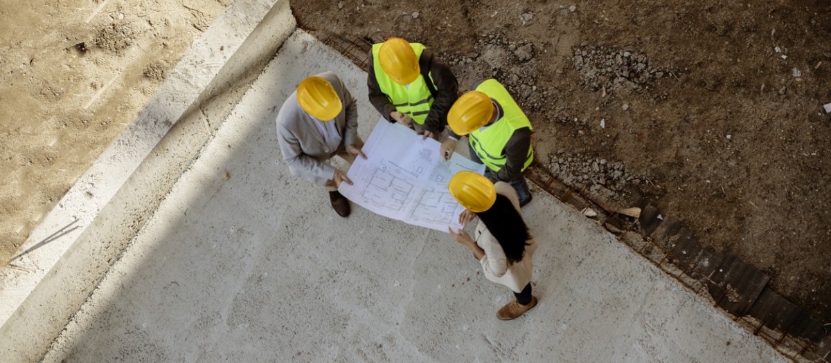 Trabajadores en la construcción de un edificio
