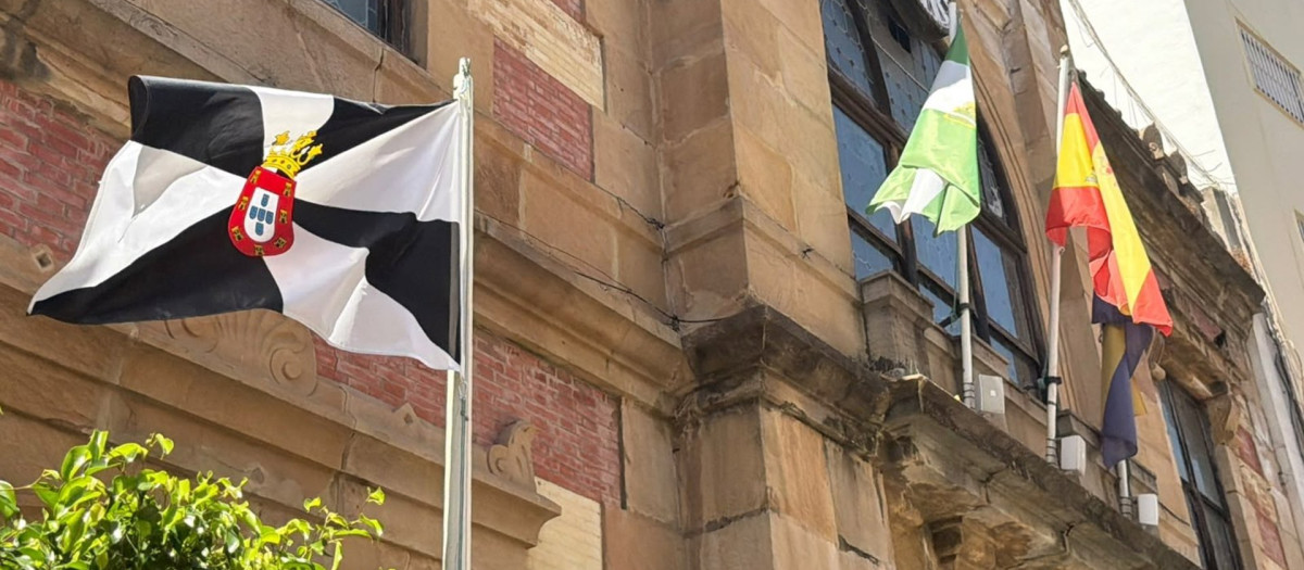 La bandera ceutí, izada a las puertas de la Casa Consistorial de Algeciras (Cádiz)