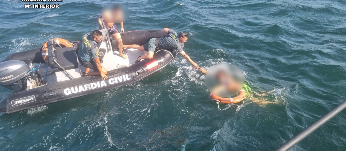 Personas restacadas del mar en la Isla de Arosa

REMITIDA / HANDOUT por GUARDIA CIVIL
Fotografía remitida a medios de comunicación exclusivamente para ilustrar la noticia a la que hace referencia la imagen, y citando la procedencia de la imagen en la firma
19/8/2026