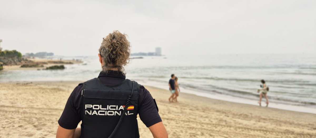 Una agente de la Policía Nacional en la playa de Samil, en Vigo (Pontevedra).

REMITIDA / HANDOUT por POLICÍA NACIONAL
Fotografía remitida a medios de comunicación exclusivamente para ilustrar la noticia a la que hace referencia la imagen, y citando la procedencia de la imagen en la firma
19/8/2026