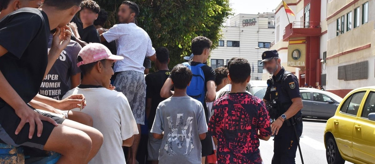 Un grupo de menores espera para ser filiado en una comisaría de la Policía Nacional