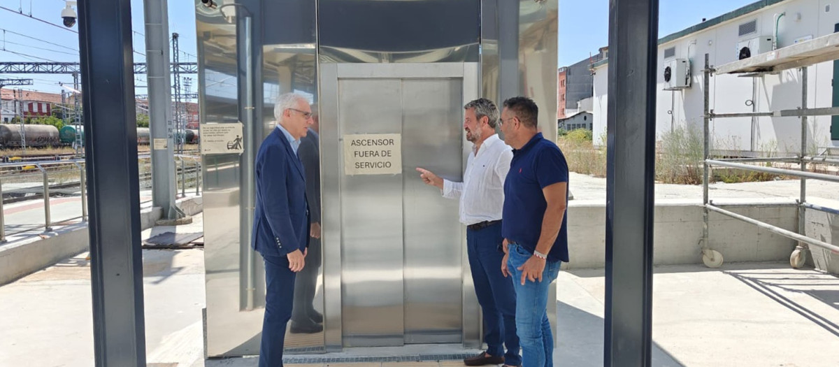 Diputados del PPdeG en el ascensor de la estación de Monforte