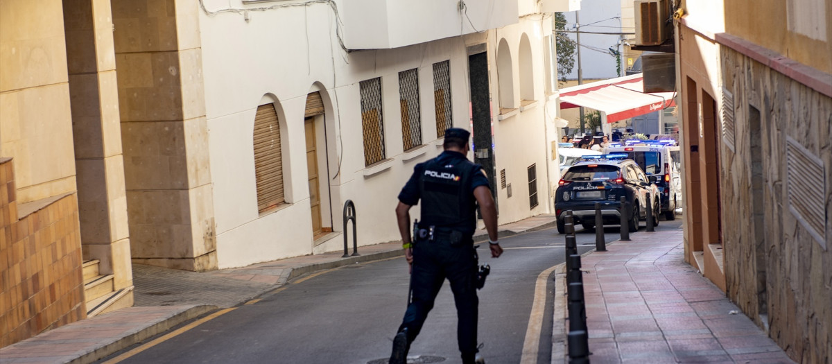 Un agente de Policía Nacional en las calles de Ceuta