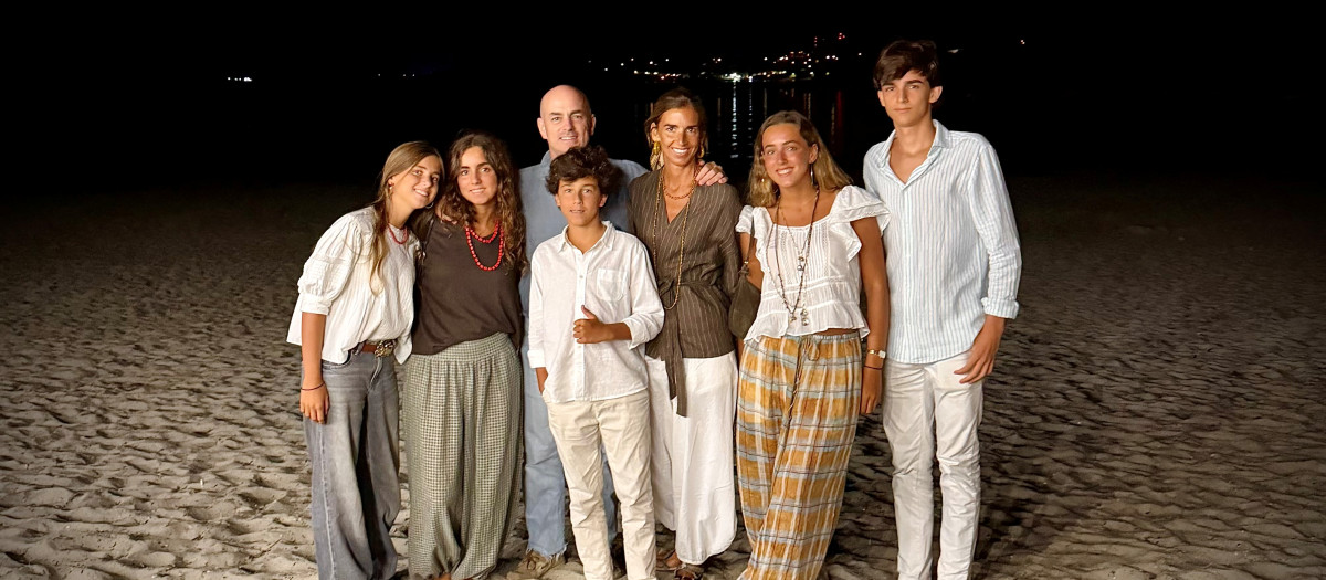 La autora, con sus hijos y su marido