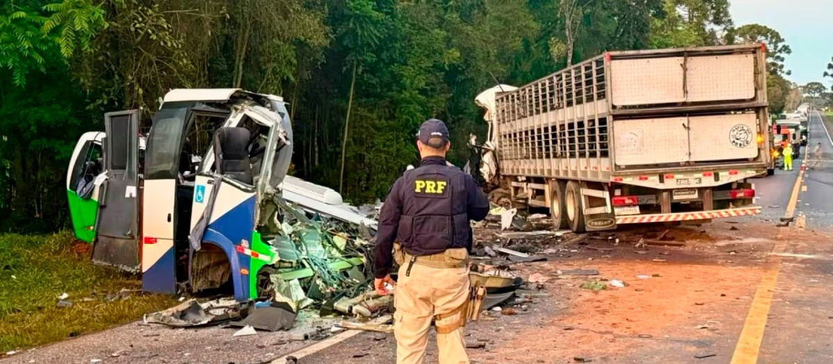 Choque entre un bus de pacientes médicos y un camión en Brasil