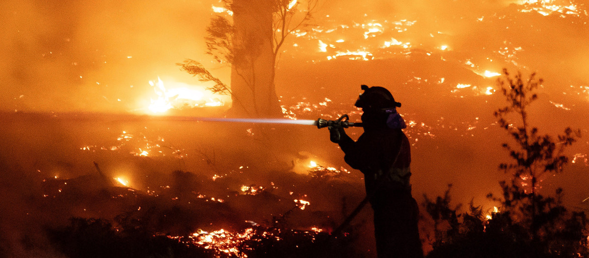 El incendio de Las Hurdes avanza durante la noche en las inmediaciones de Cerezal (Cáceres)
