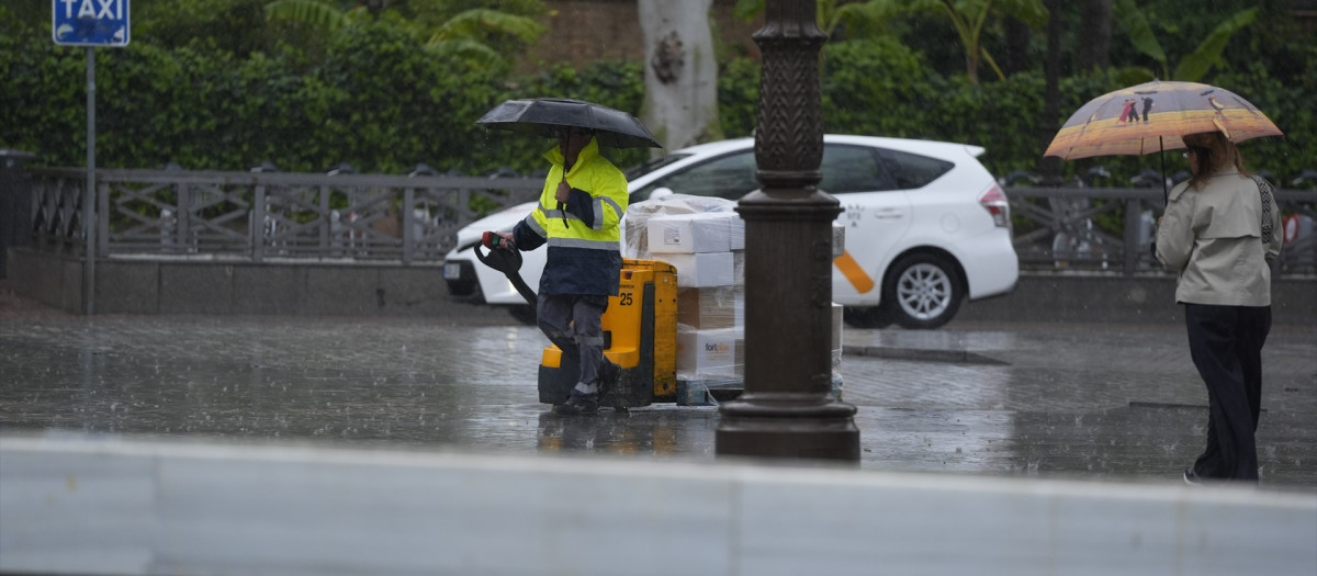 (Foto de ARCHIVO)
Varias personas se protegen de la lluvia con un paraguas
