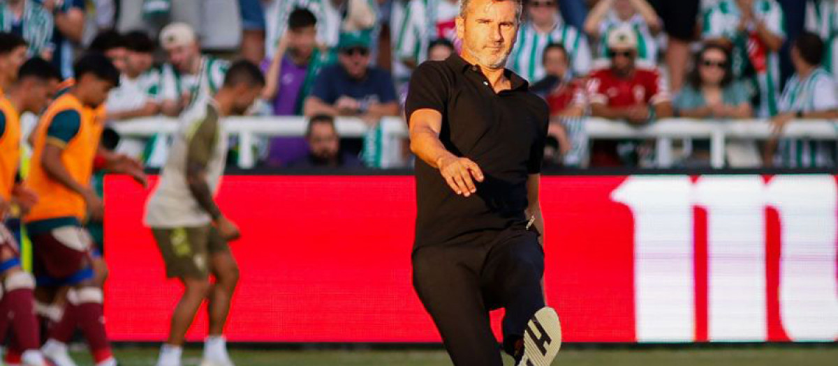 Iván Ania en un momento del partido en Burgos