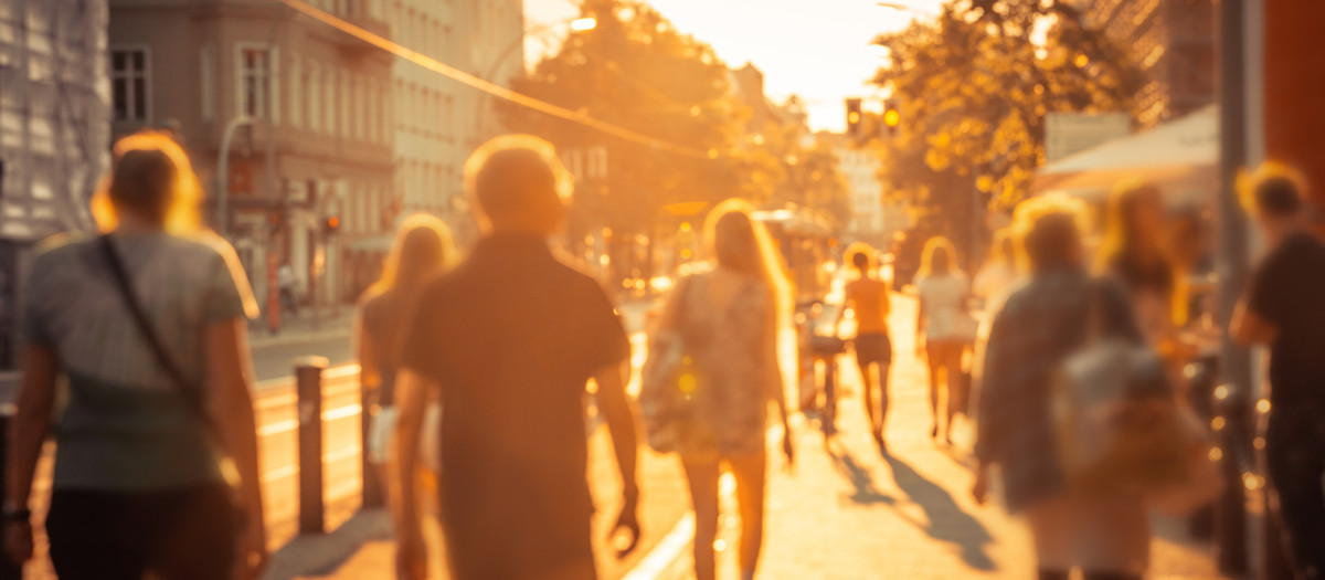 Personas paseando entre el calor de la calle