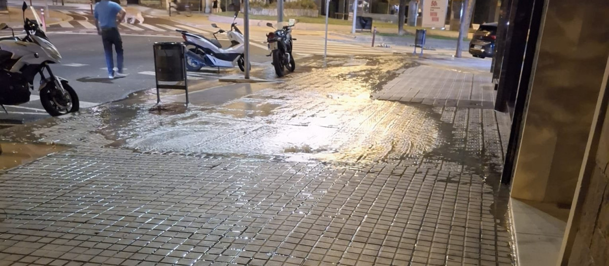 La calle Bori i Fontestà, inundada tras la ruptura de una cañería
