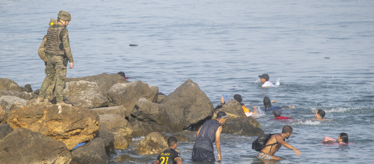 Decenas de inmigrantes intentan cruzar a España desde Marruecos, a 31 de julio de 2026, en Ceuta