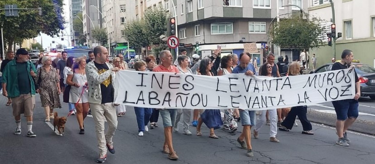 Protesta de los vecinos de Labañou de La Coruña contra la alcaldesa Inés Rey