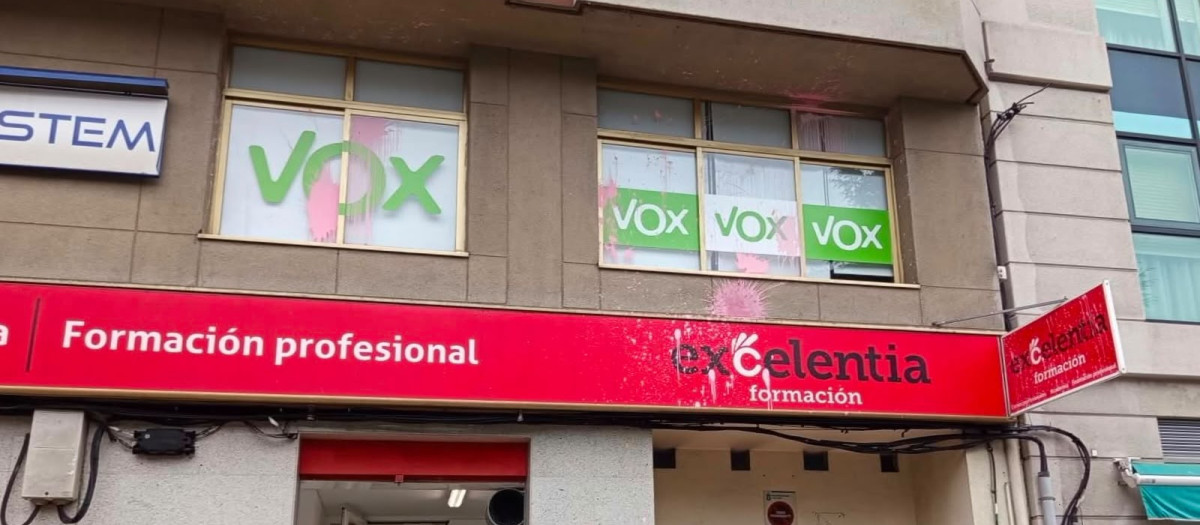 Pintadas en la sede de Vox en La Coruña