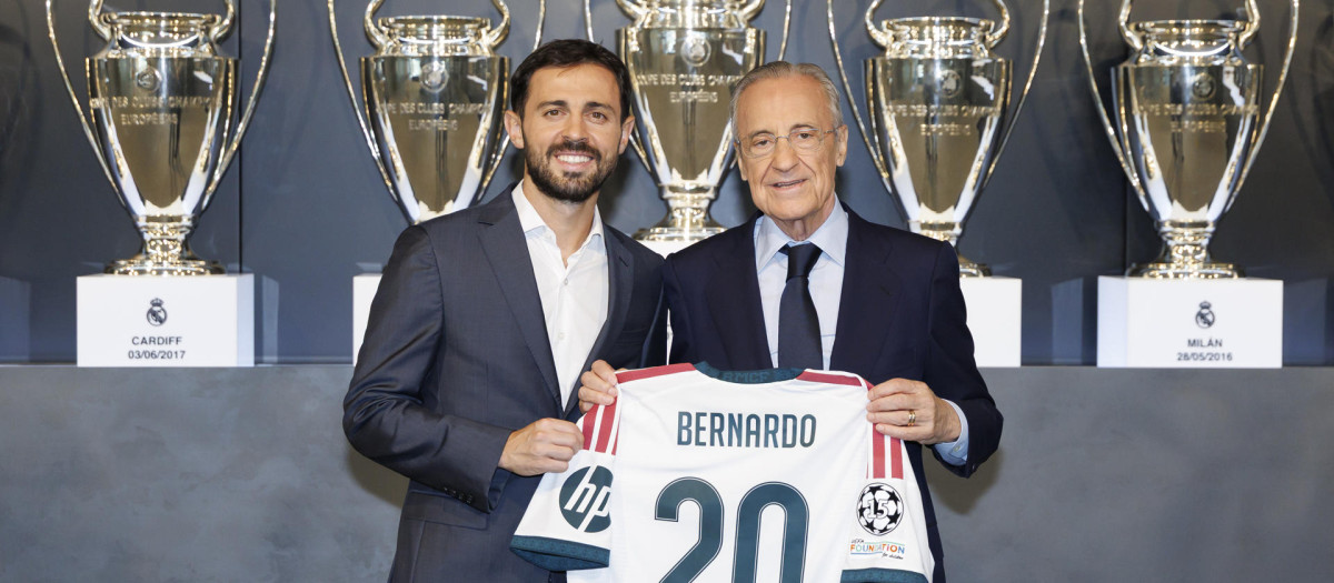 El centrocampista Bernardo Silva (i) posa con el presidente del Real Madrid, Florentino Pérez, durante la presentación del portugués
