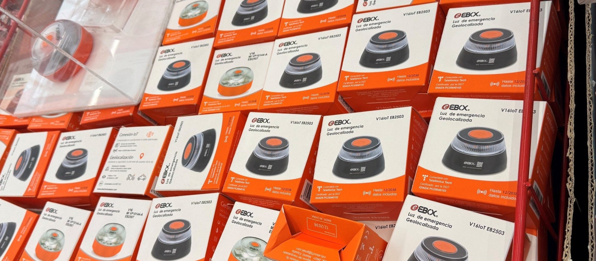 Las balizas V16 están ya disponibles en bazares y tiendas low cost