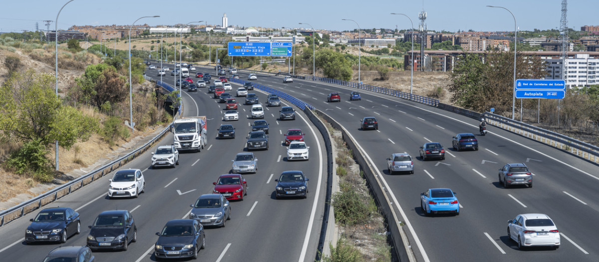 Imagen de archivo de una carretera con retenciones, en España