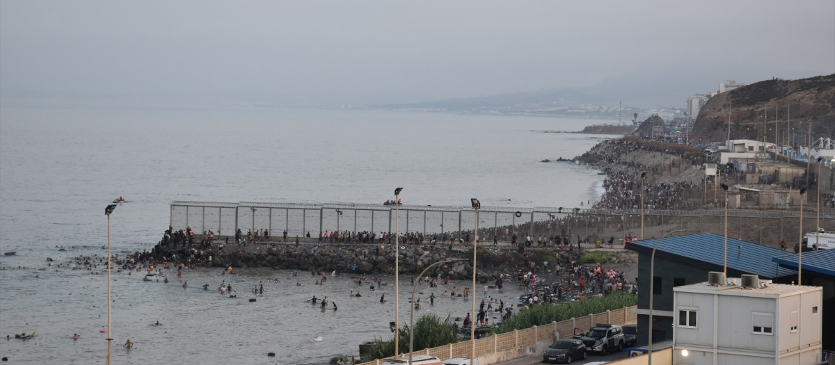 (Foto de ARCHIVO)
Varias personas llegan a España desde Marruecos, a 30 de julio de 2026, en Ceuta (España)