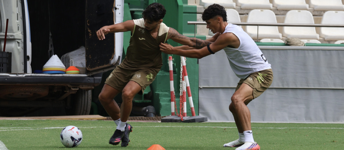 Budesca, el nuevo fichaje del Córdoba, marca a Kevin Medina