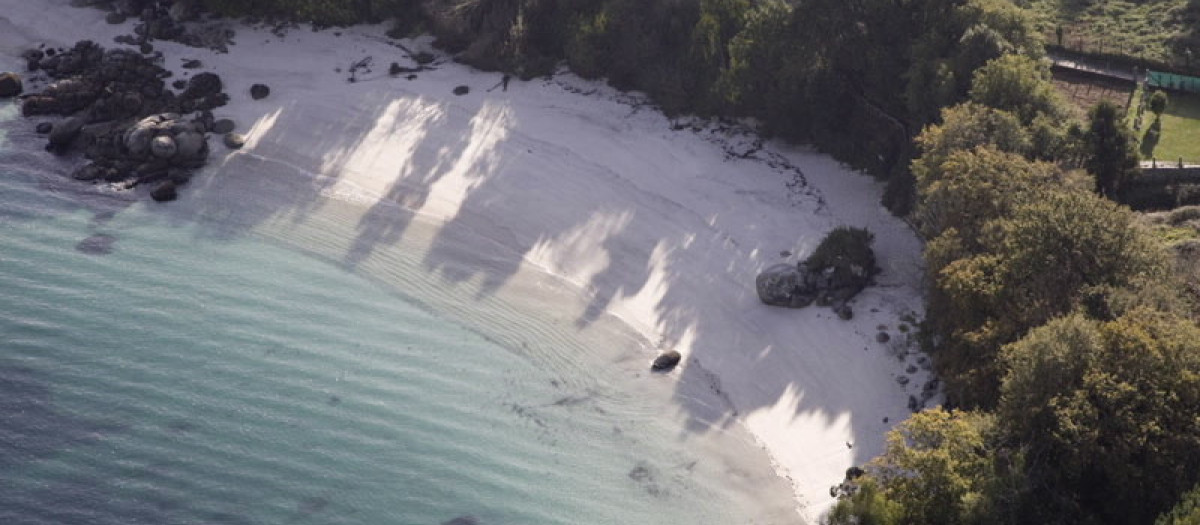 La playa de Galicia que parece el Caribe: aguas cristalinas, arena blanca y una cala que se ha vuelto viral
