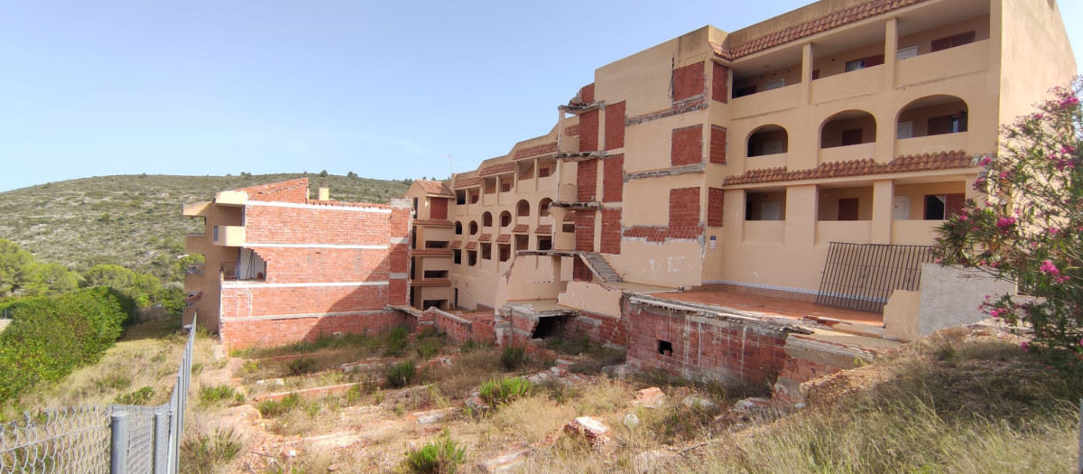 Imagen actual del edificio de Peñíscola que colapsó en agosto de 2021.