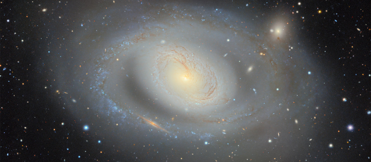 Entre los casi 4 mil millones de objetos del mapa de los Sondeos de Imágenes Legado DESI se encuentra la galaxia Messier 96, una galaxia espiral a unos 35 millones de años luz de la Tierra