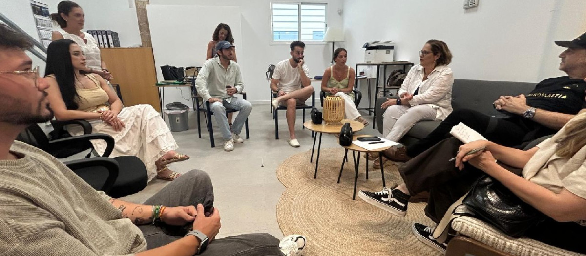 Jóvenes emprendedores que participan del programa del Imdeec