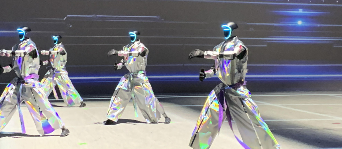 Unos robots bailan una canción de K-pop durante la apertura del Galaxy Robot Park