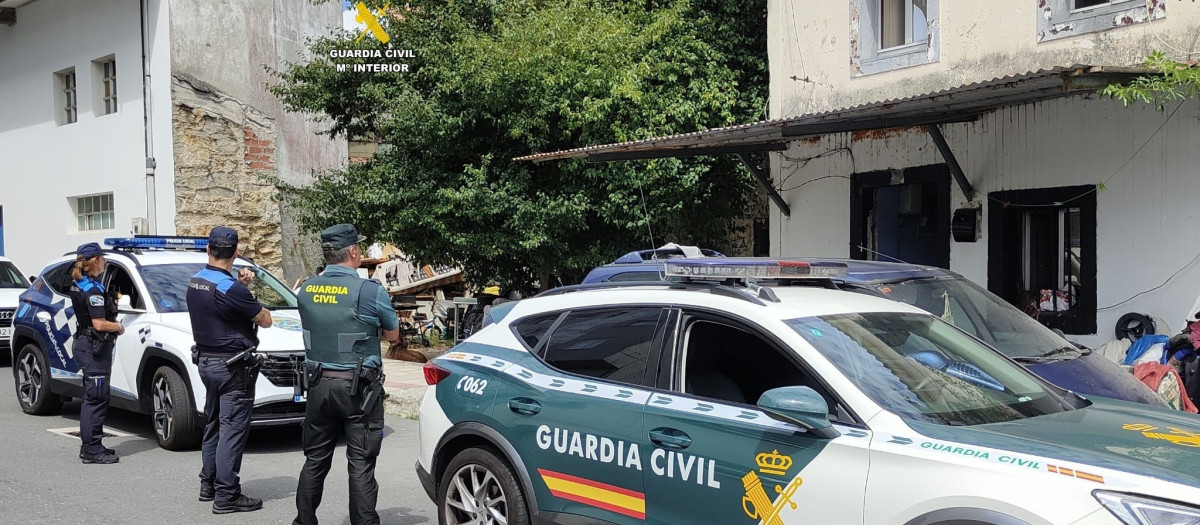 Operativo antidroga en Arteixo

REMITIDA / HANDOUT por GUARDIA CIVIL
Fotografía remitida a medios de comunicación exclusivamente para ilustrar la noticia a la que hace referencia la imagen, y citando la procedencia de la imagen en la firma
21/8/2026