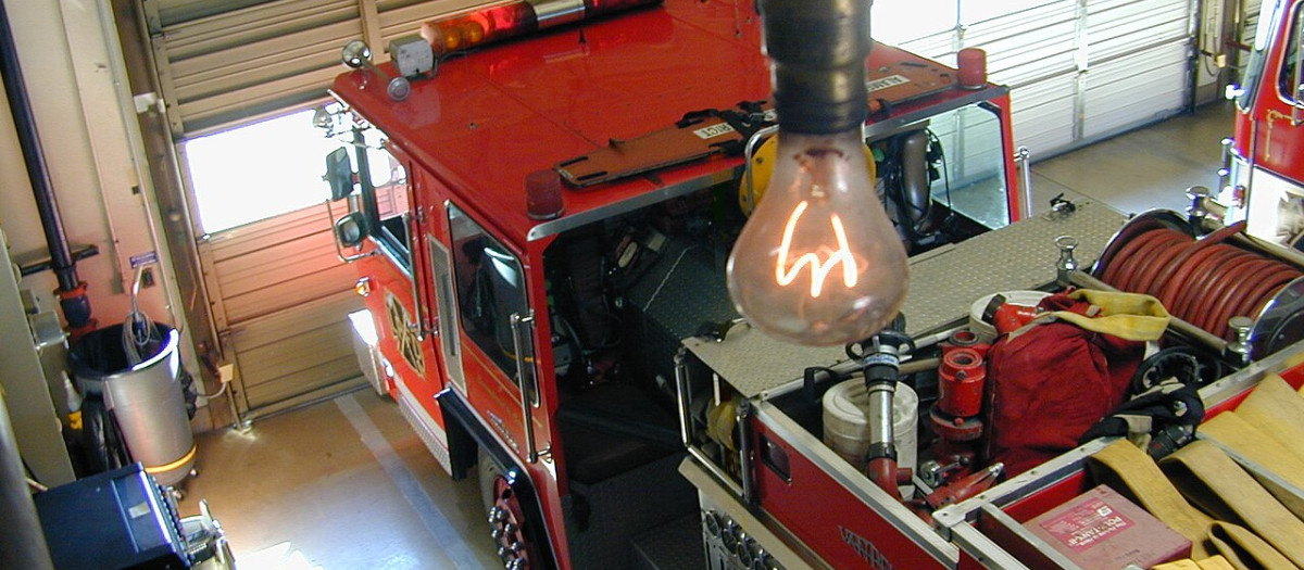 Bombilla centenaria en la estación de bomberos 6