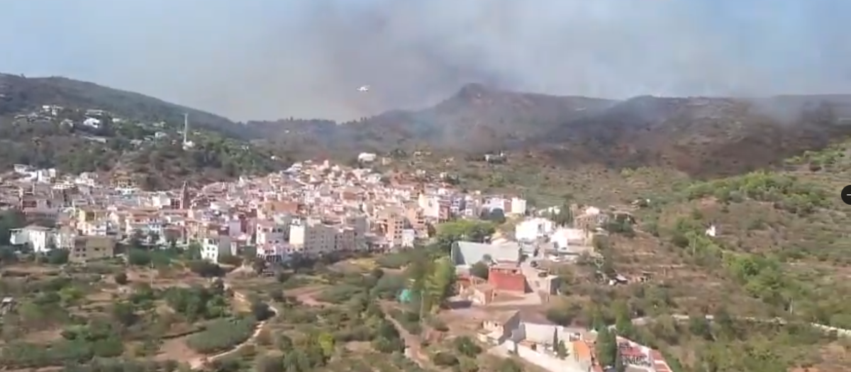 Imagen aérea del fuego junto a la localidad de Gátova.