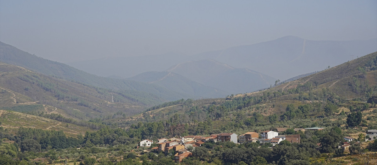 Vista del humo ocasionado por el incendio de Pinofranqueado