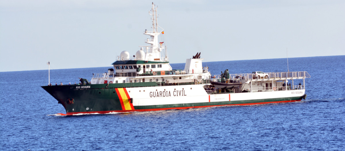 (Foto de ARCHIVO)
El buque oceánico Río Segura (patrullera del Servicio Marítimo de la Guardia Civil) llega al puerto de los Cristianos del sur de Tenerife tras el rescate a una patera de 41 migrantes, entre ellos 9 mujeres y 3 niños que se encuentran en buen estado de salud, a 27 de abril de 2021, en Tenerife, Islas Canarias (España). La patera fue interceptada en la tarde de ayer lunes, a 170 millas naúticas (315 kilómetros) al sur de Gran Canaria cuando los agentes de Guardia Civil se dirigían a la zona donde se encontraba el cayuco con 17 cadáveres a bordo y tres supervivientes que fueron trasladados en helicóptero a centros hospitalarios de Tenerife. La patera con los 17 muertos se prevé que llegué al puerto del sur de Tenerife en el día de mañana.

Europa Press / Europa Press
27/4/2021