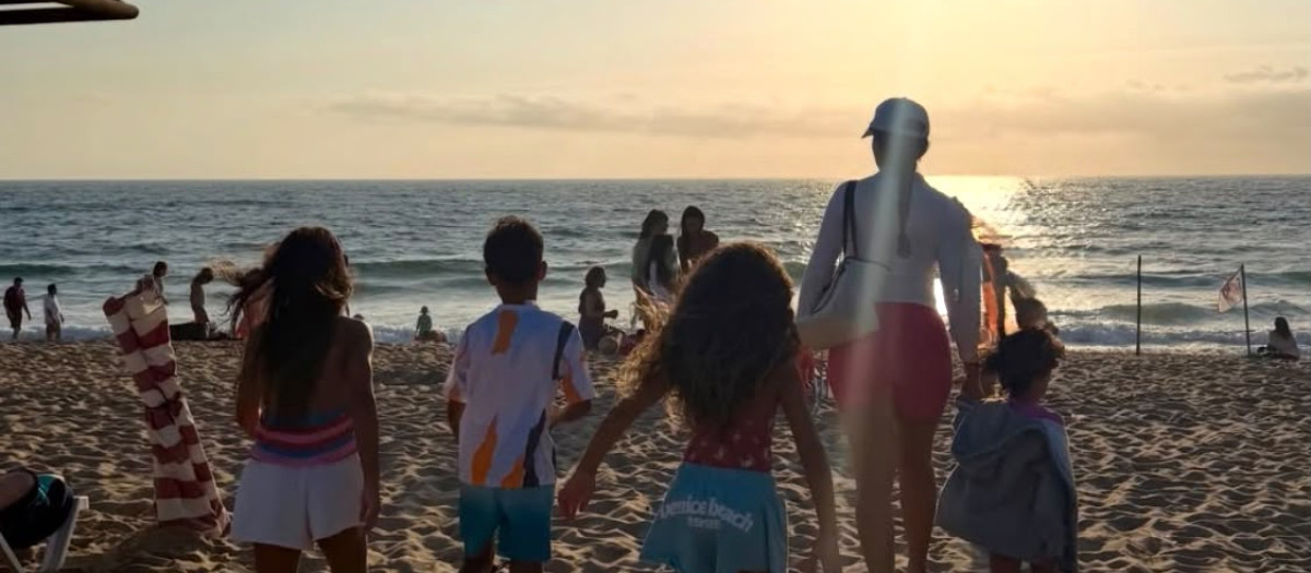 Georgina Rodríguez con sus hijos en la playa