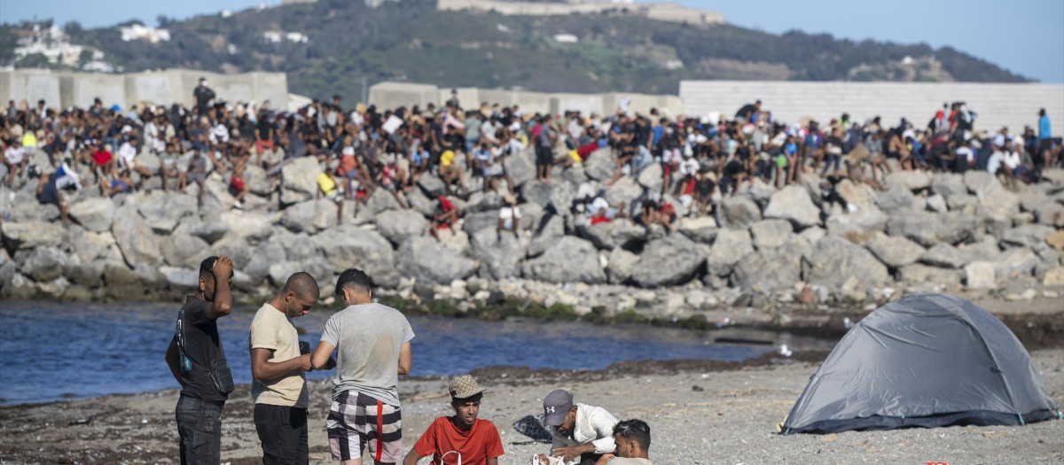 Varios inmigrantes en una playa, a 21 de agosto, en Ceuta