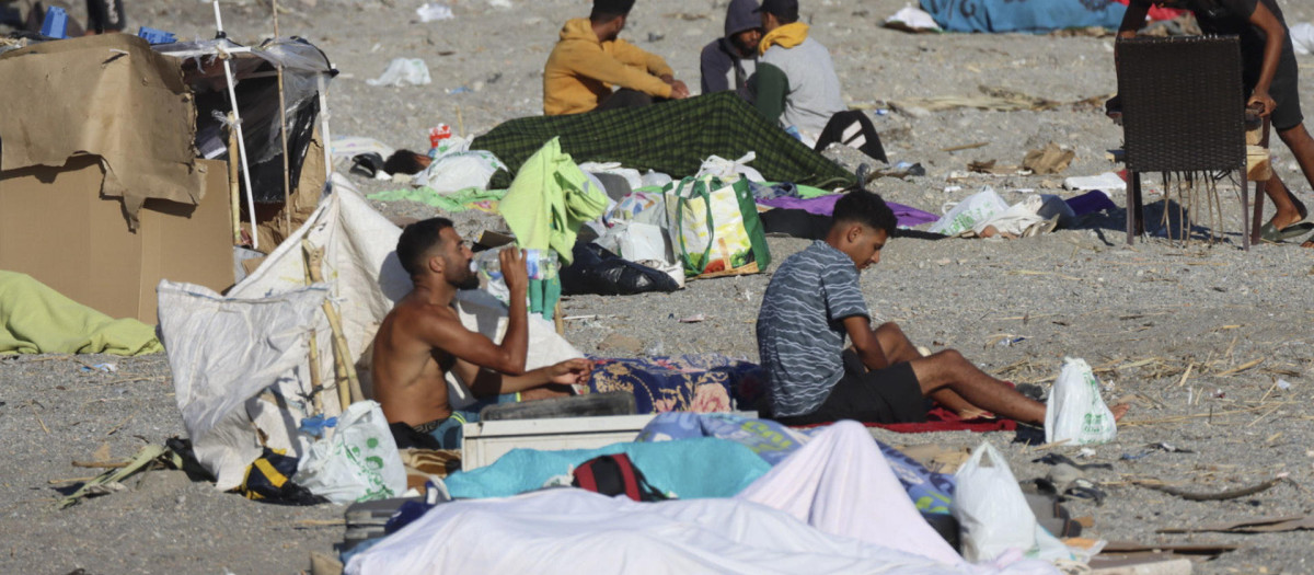 Varios inmigrantes permanecen acampados este sábado en la playa El Trampolín de Ceuta.