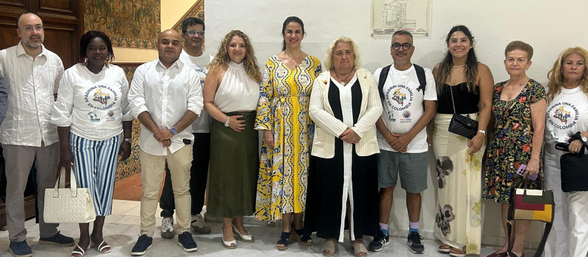 Imagen tomada este sábado de María José Ferrer San Segundo junto a representantes de colectivos colombianos en Valencia