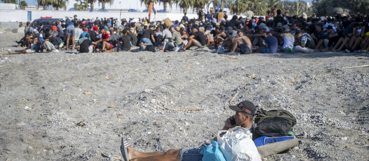 Varios inmigrantes en una playa, a 21 de agosto de 2026, en Ceuta (España).