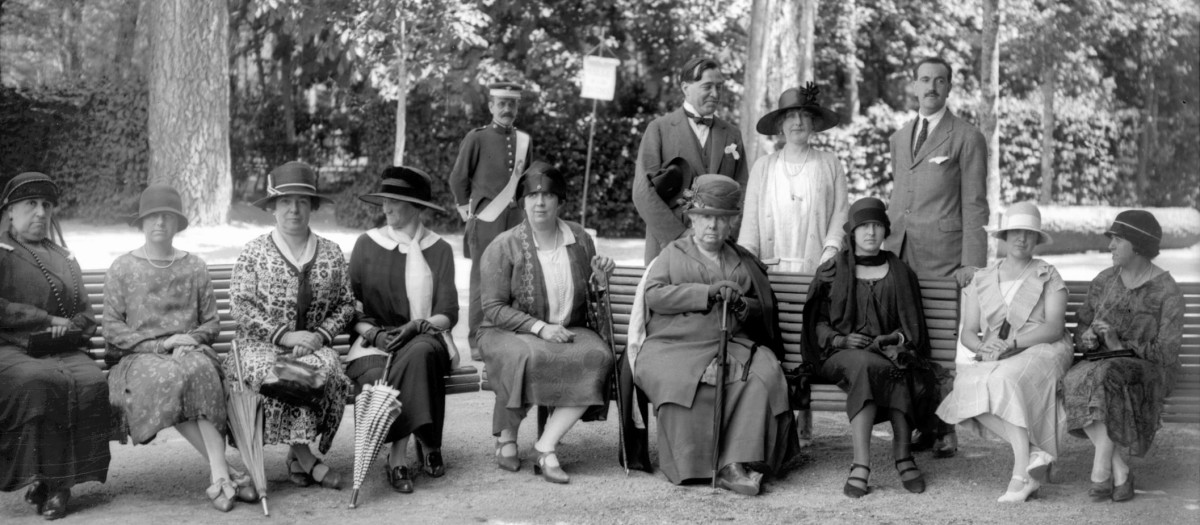 La infanta Isabel de Borbón,  "La Chata", bajo la umbría de los árboles de La Granja, preside una gran tertulia de veraneantes en 1925