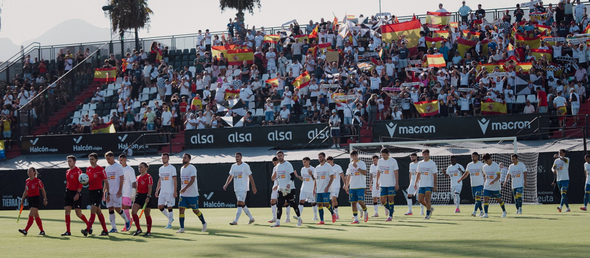 Los jugadores de la AD Ceuta y la UD Las Palmas lucen el mensaje de "Ceuta no se vende, Ceuta se defiende"