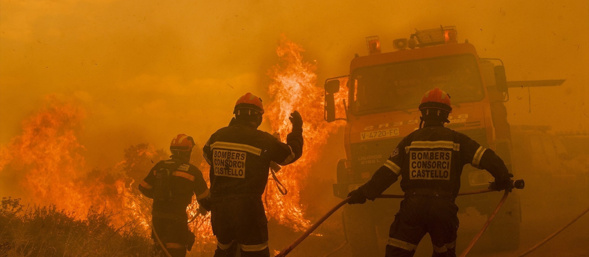 Imagen de bomberos trabajando en el incendio que afecta a Segorbe y Gátova


29/6/2017